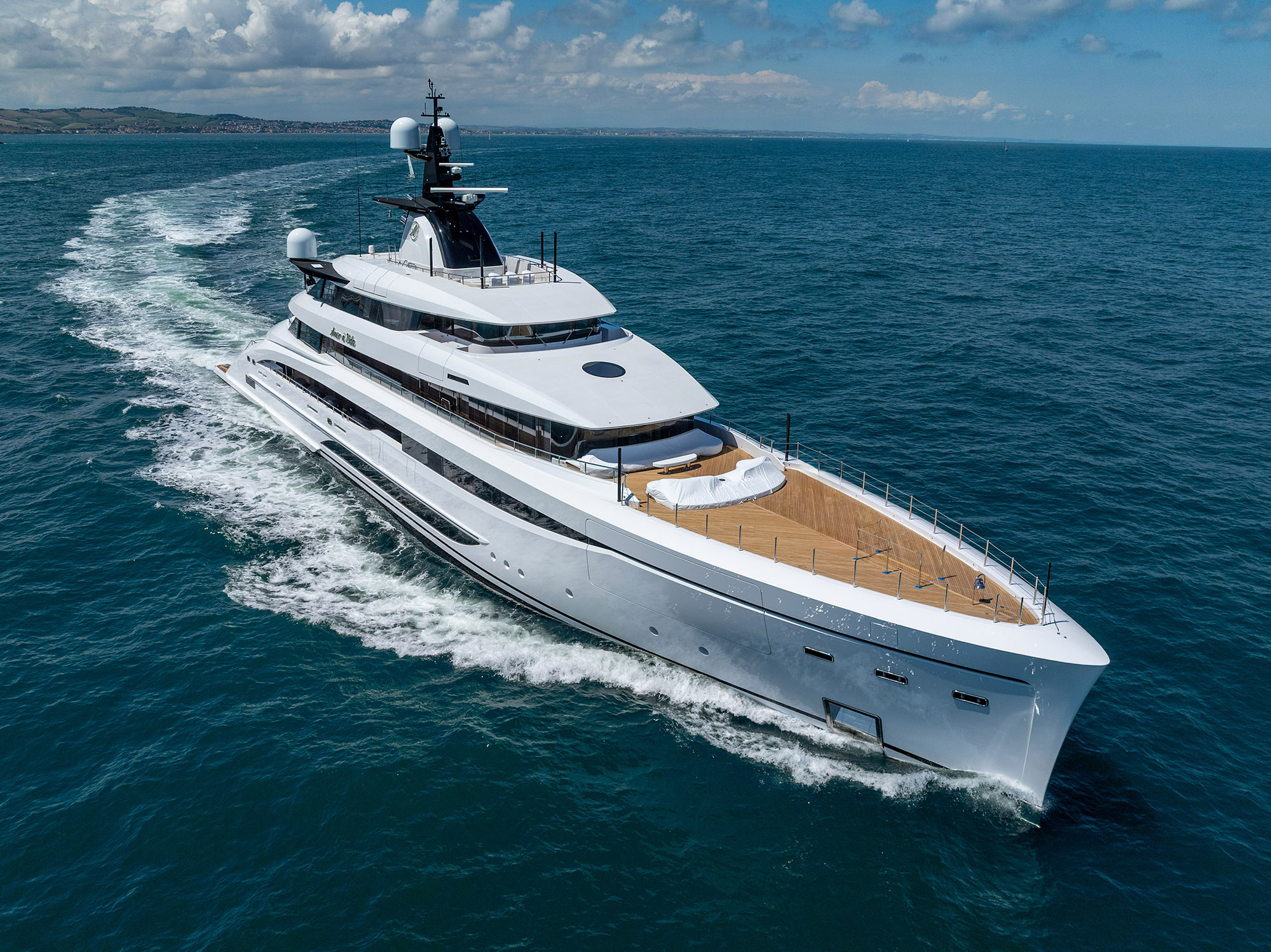 AMOR à VIDA Yacht Charter