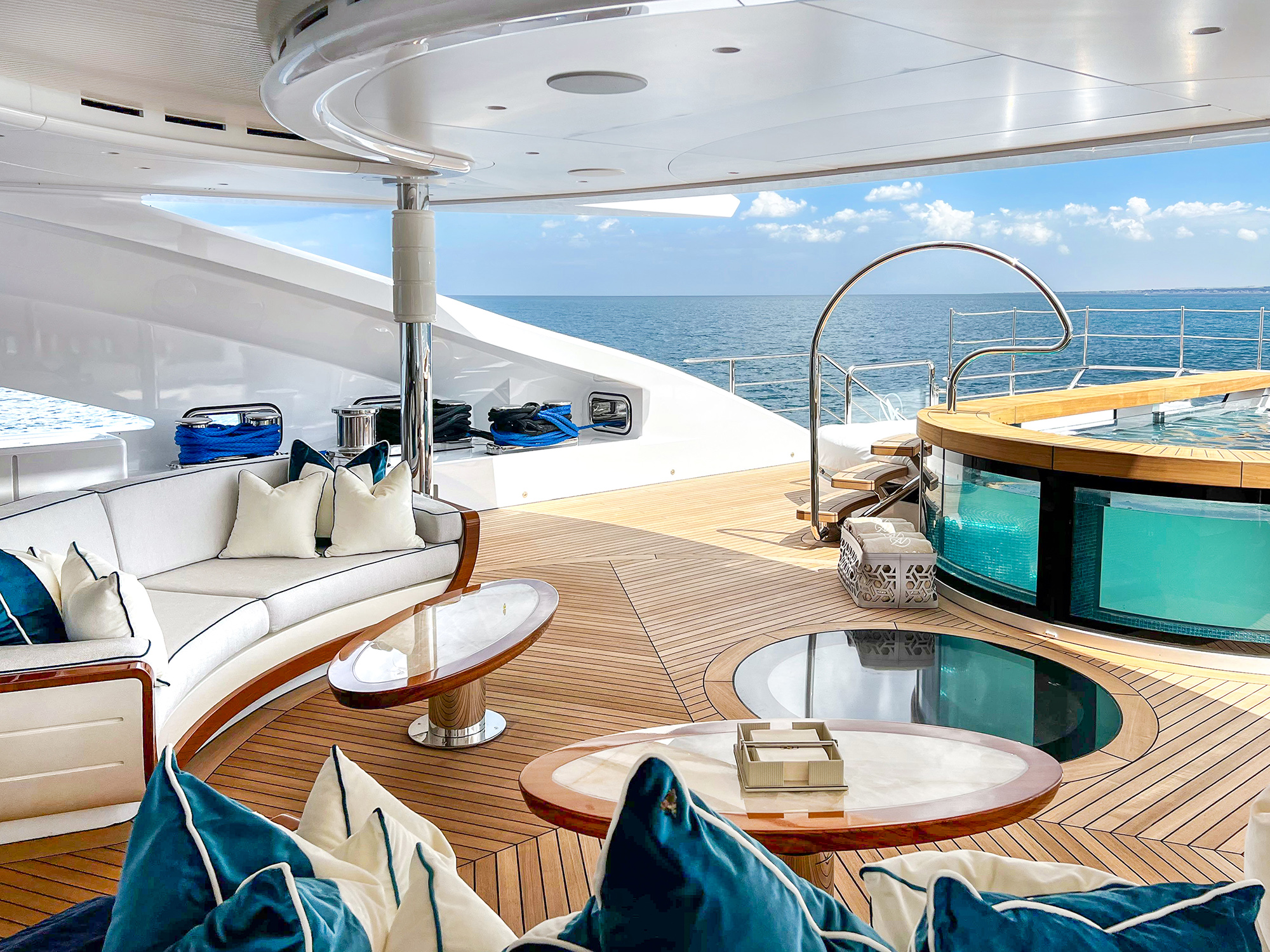 AMOR-A-VIDA Yacht Charter