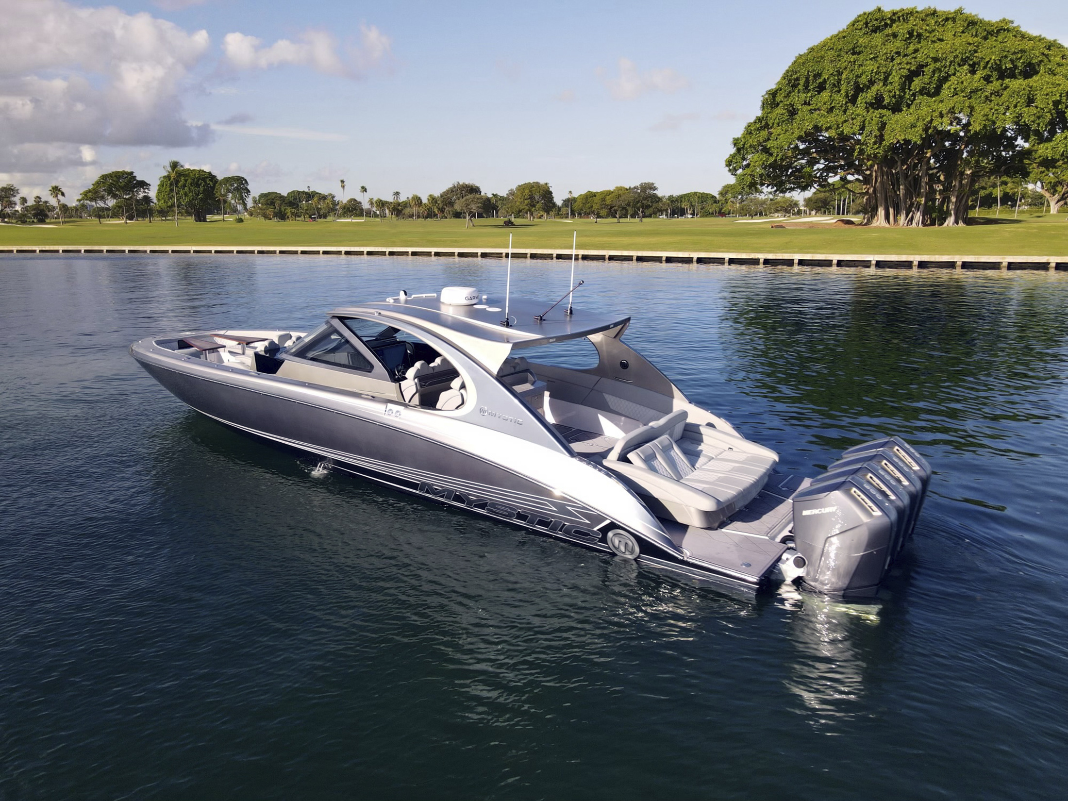michigan(ミシガン) Mystic M5200 Sold | Center Console Yacht | Moran Yacht & Ship