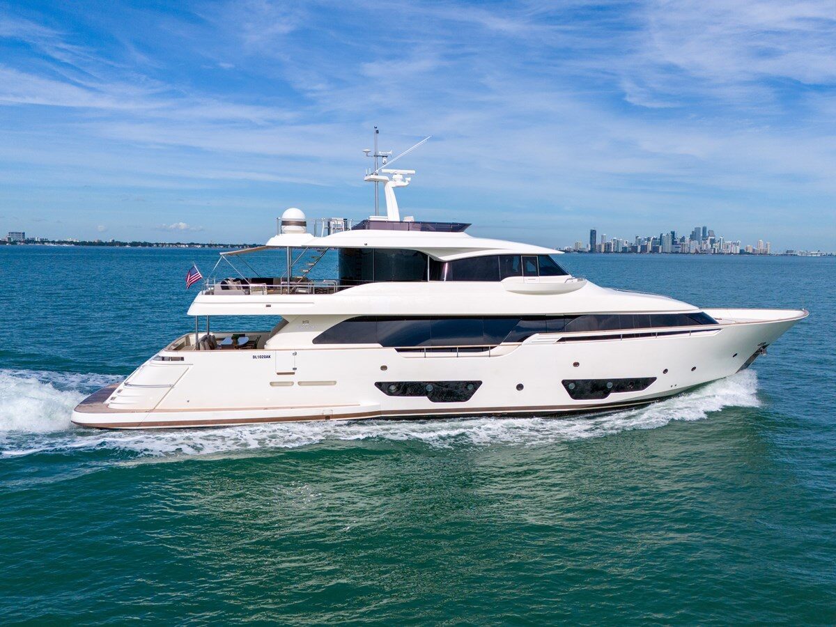 92ft CUSTOM LINE yacht 2015 CUSTOM LINE NAVETTA 28 u2014 exterior