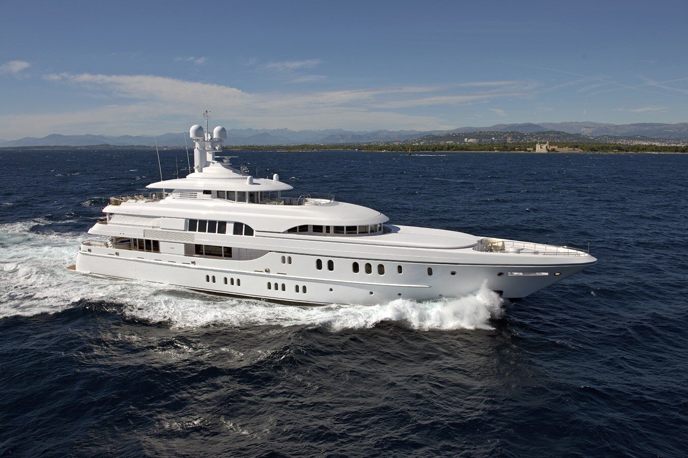 197ft LURSSEN yacht BELLA VITA u2014 exterior