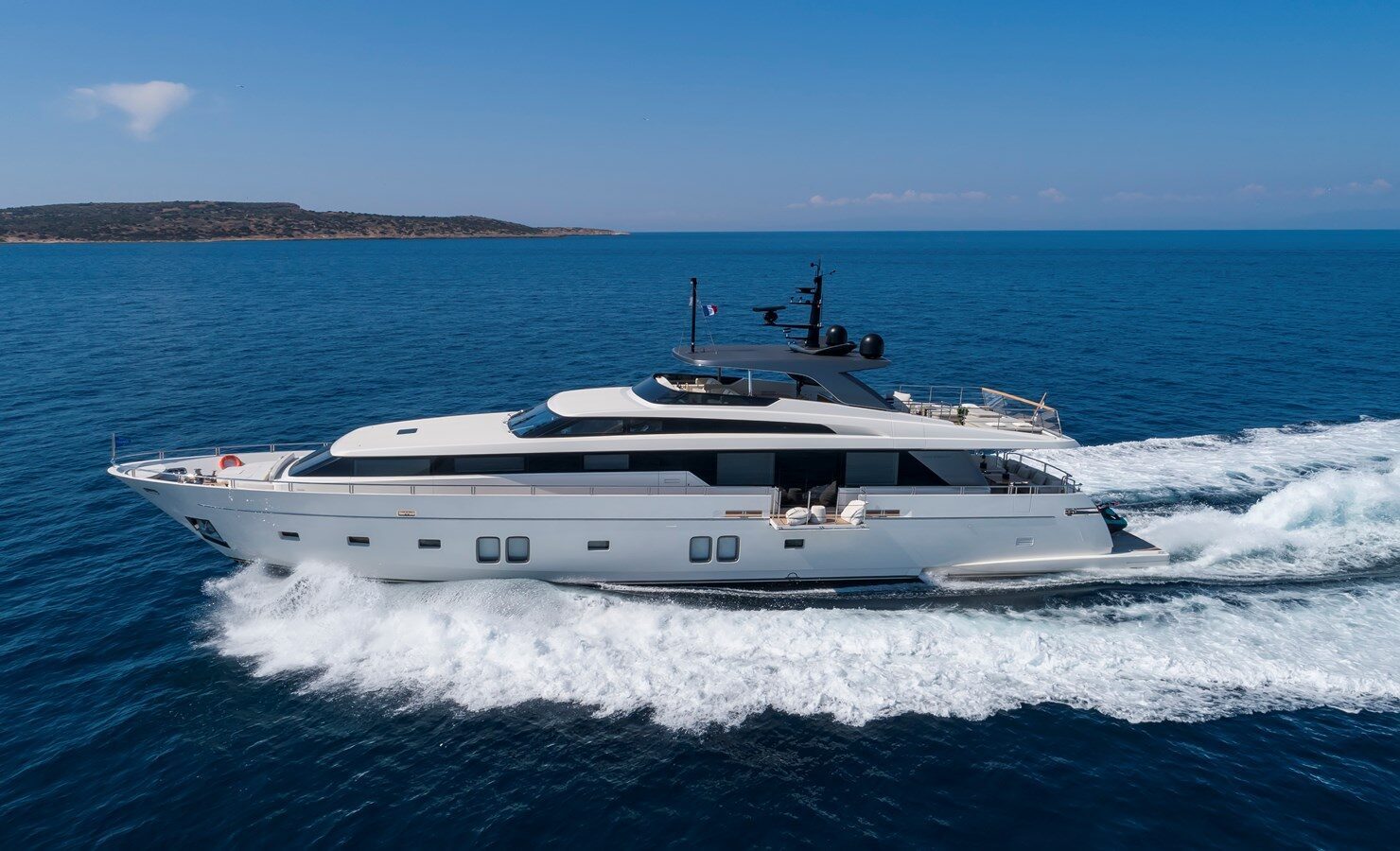 106ft SANLORENZO YACHTS yacht DINAIA SAN LORENZO SL 106 u2014 exterior