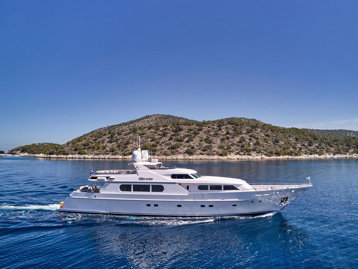 115ft CODECASA yacht MILOS AT SEA u2014 exterior